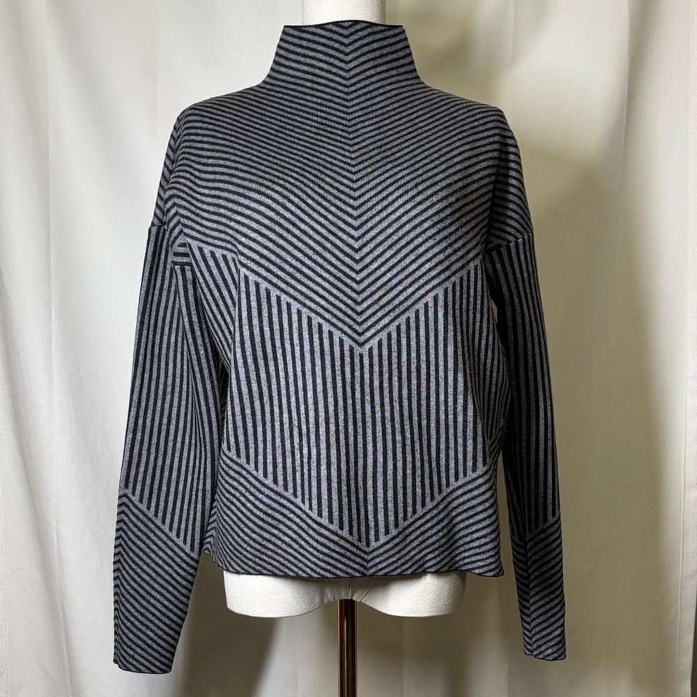 Cynthia Rowley Chevron Patterned Sweater in Black and Gray. Size M.